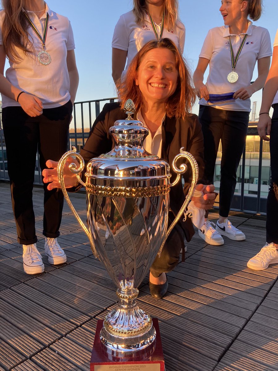 RoxaMaracineanu's tweet photo. Grande fierté de recevoir l’équipe de France Championne du Monde de roller hockey à @Sports_gouv 
Et Serena Giraud championne du monde de roller artistique 
Bravo @FFRollerSkate 👏🏼 https://t.co/dAudQut2ZC