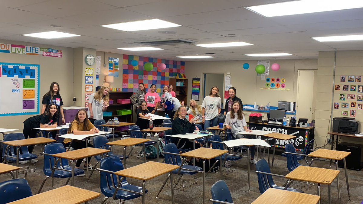 WMSLadyCats's tweet photo. 7th grade volleyball making breast cancer awareness posters together for our Pink Out game next Thursday 10/14 💕💕🏐 https://t.co/Nz4mb764Zb