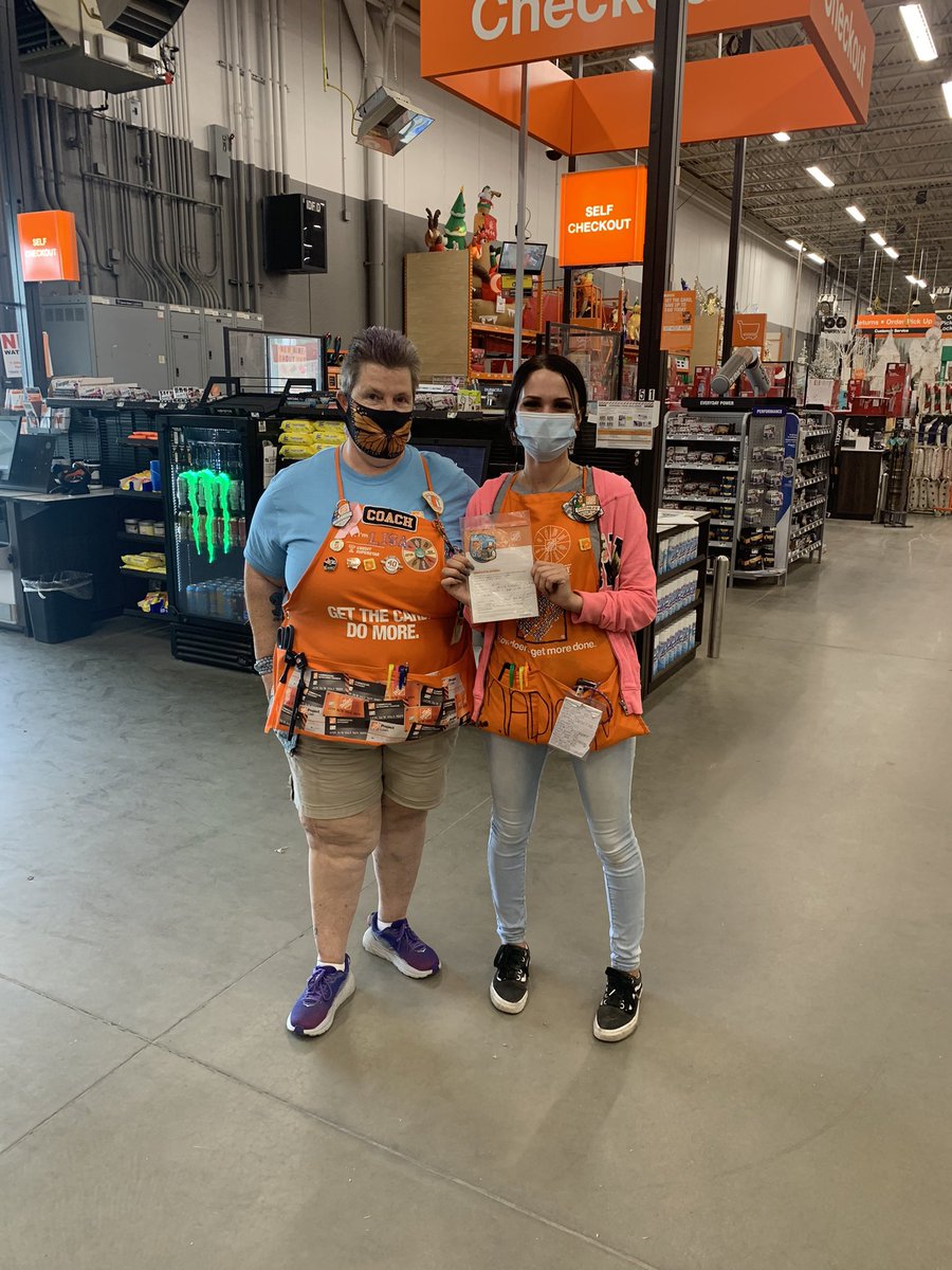 Recognizing Cashier “Madison”🎊🎉 for driving some great G.E.T. behaviors and overall great customer service on the Front End- keep up the awesome work!!!