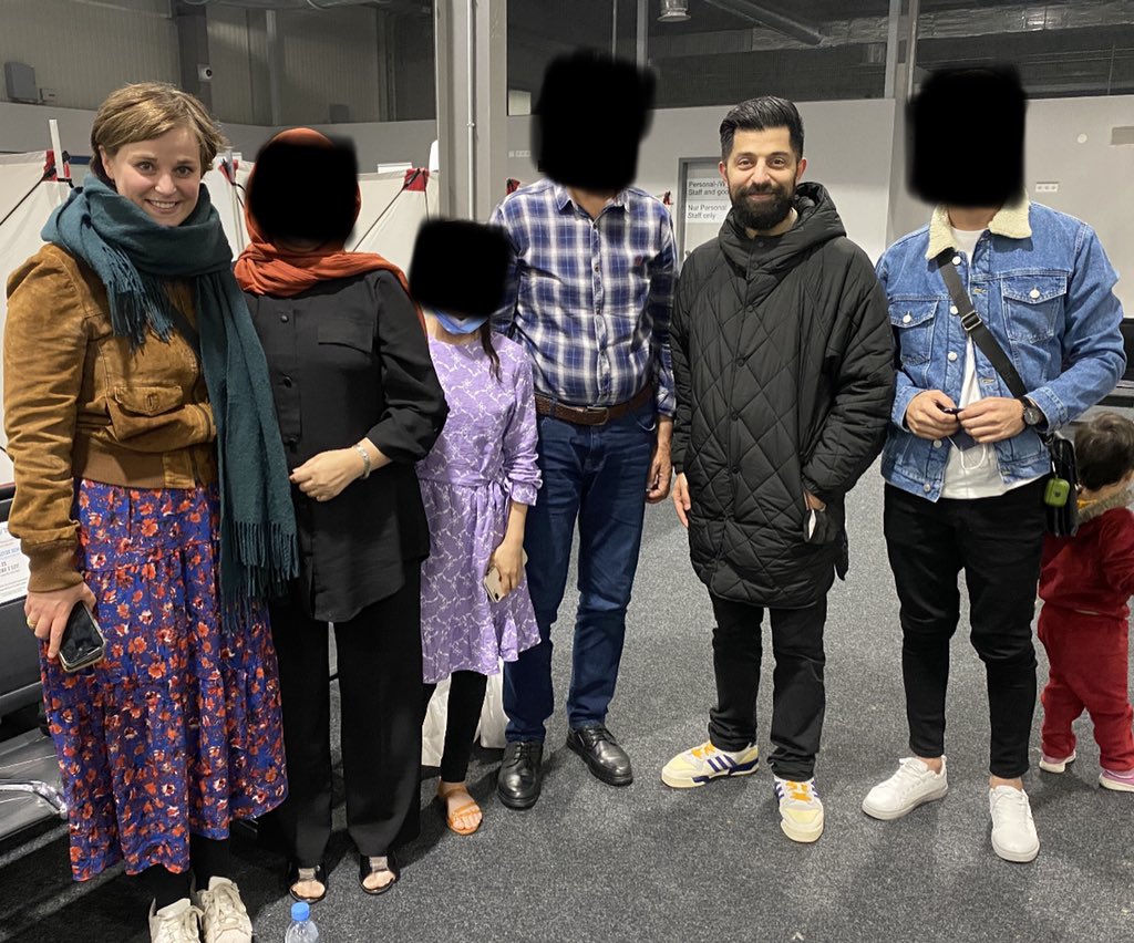 Es war ein unbeschreibliches Gefühl gestern Abend, als die Maschine mit Menschen aus #Afganistan mit der ersten Familie an Bord, die wir betreut haben gelandet ist und wir sie begrüßen und umarmen durften ❤️ 
Ab Montag geht der Kampf weiter !!
Danke <a href="/CaroFlohr/">Caro Flohr</a> für den Support.