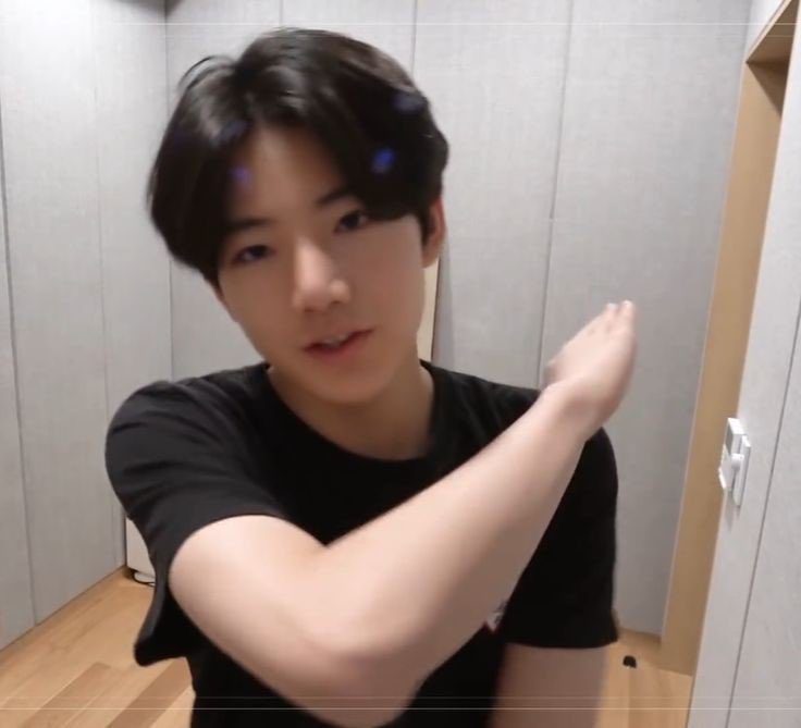 หนุ่มเสื้อดำหล่อจังวะ