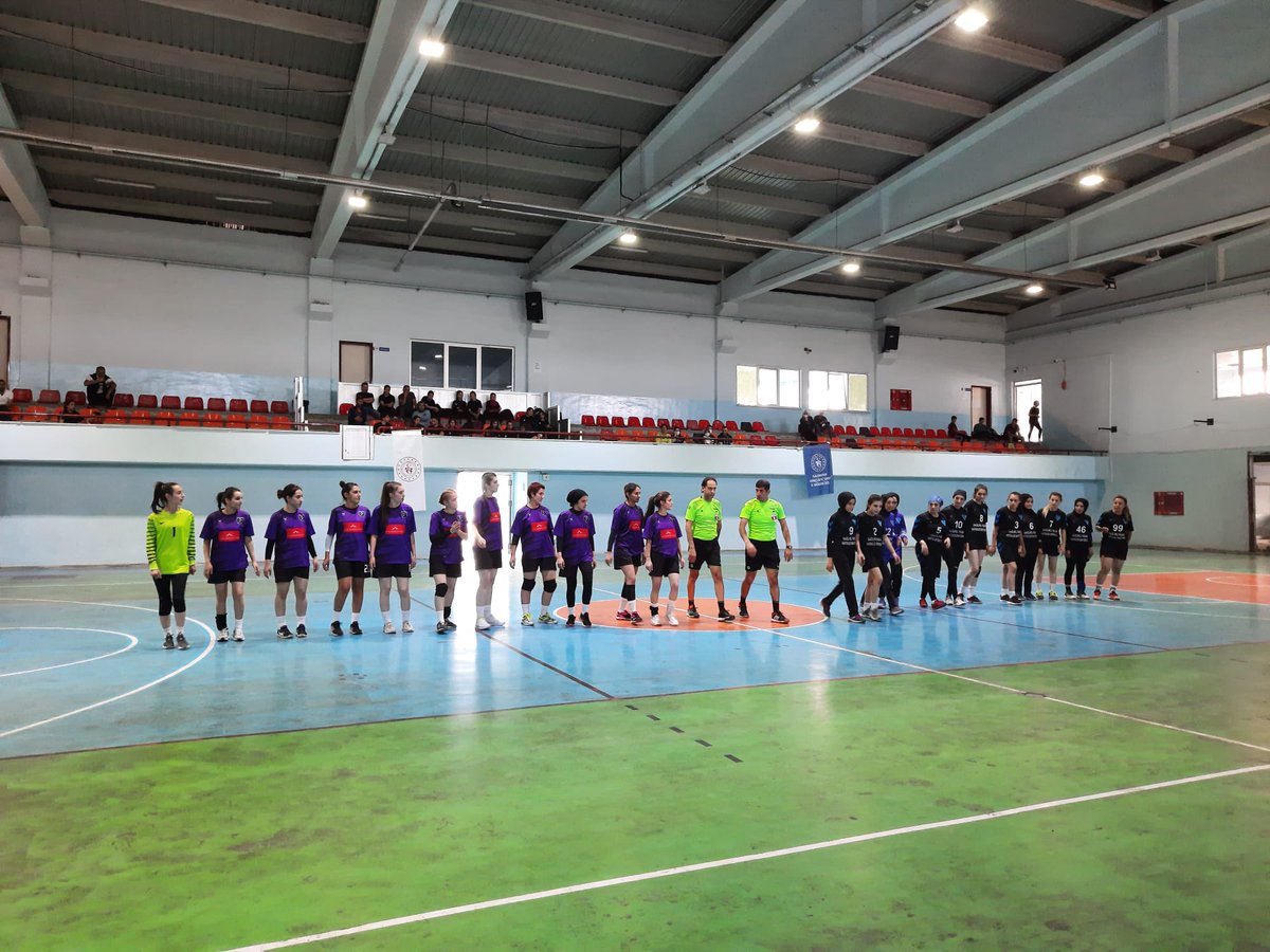 Bu yıl kulüpleşen okullarımızdan Necatibey Ortaokulumuz, Gaziantep’de yapılan bayanlar hentbol müsabakalarında rakiplerini yenerek hentbol 2.Lig’e yükselmiştir.Emeği geçen sporcu öğretmenlerimiz ve idarecilerimizi tebrik ederiz. <a href="/tcmeb/">Millî Eğitim Bakanlığı</a> @KanbayBattal