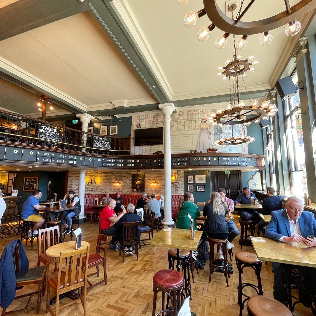 TheLondonPubMap's tweet photo. The Barrowboy &amp; Banker, Borough #pub #London #borough #londonpub  https://t.co/iO91sIktTb https://t.co/XNbbrfO0pD
