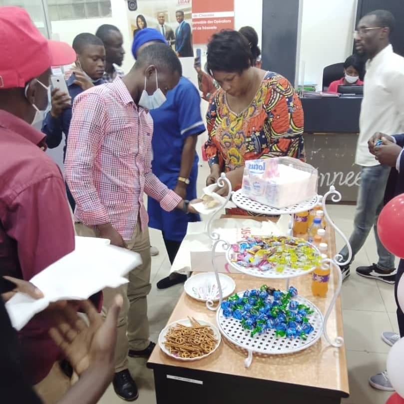 UBACongo's tweet photo. Pour clôturer cette semaine dédiée au service client, nous avons partagé un gâteau avec nos précieux clients.
Chez UBA, vous êtes plus que de simples clients !!!
#CustmerServiceWeek #CSW2021 https://t.co/153ICI3YZ9