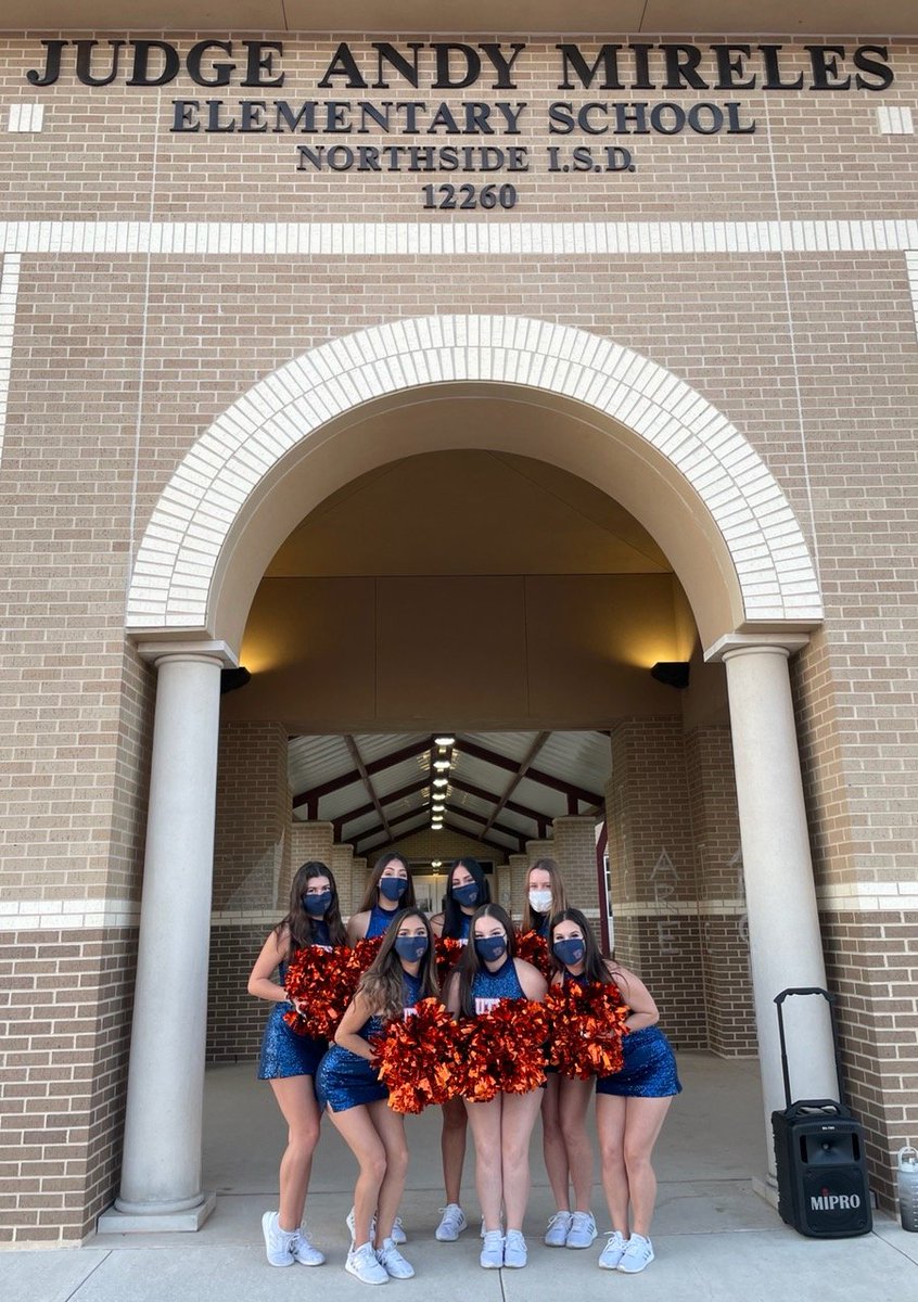 littleknights1's tweet photo. Mireles Elementary ended the week on with some of the girls from the UTSA Pom Squad, including my daughter Jackie, helping with the morning drop off. #futurefriday #gorunners  #BirdsUp @NISDMireles @UtsaPom @UTSASOSA https://t.co/6mZF2jZrcM