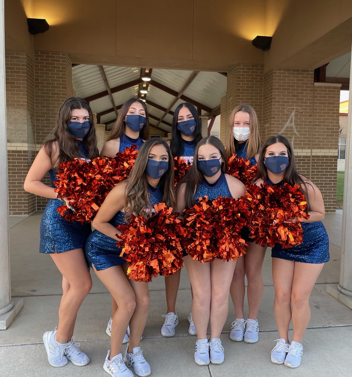 littleknights1's tweet photo. Mireles Elementary ended the week on with some of the girls from the UTSA Pom Squad, including my daughter Jackie, helping with the morning drop off. #futurefriday #gorunners  #BirdsUp @NISDMireles @UtsaPom @UTSASOSA https://t.co/6mZF2jZrcM