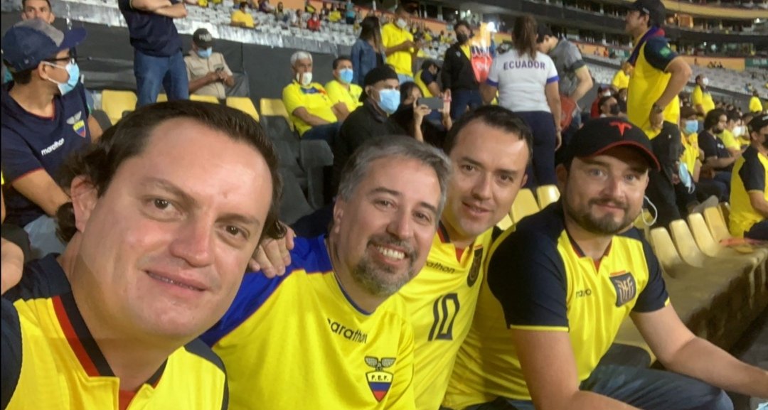 DoctorFutbol11's tweet photo. Ecuador logró un triunfo importante ante Bolivia. Fue por 3 a 0 ante su público con goles de Enner Valencia, en dos ocasiones, y Michael Estrada que a la TRI le hacen soñar a Qatar 2022. #DoctorFútbol desde el Monumental. https://t.co/AEOmzZIOTo