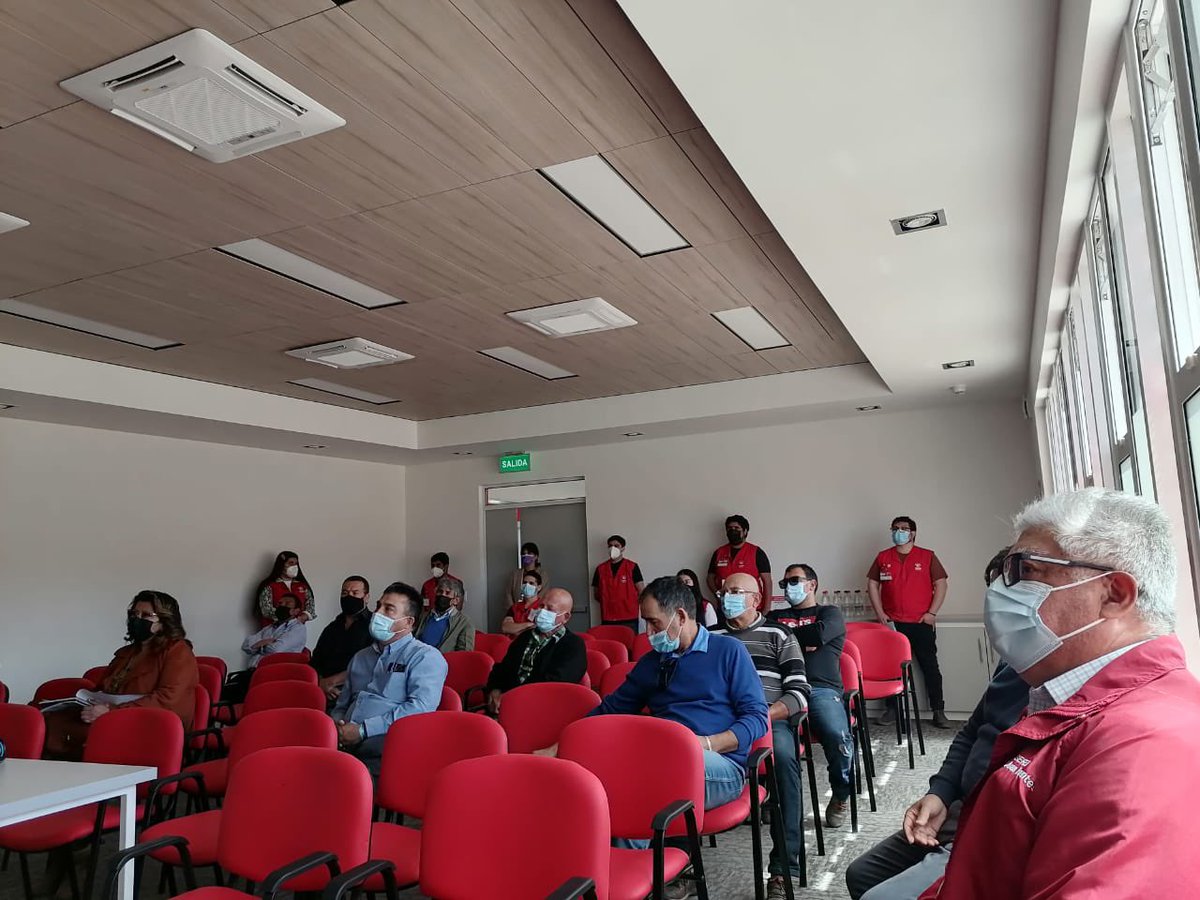 MTTCoquimbo's tweet photo. #AgendaMTT| En el nuevo instituto Teletón en #Coquimbo, el Seremi @j_FuentesIs participó junto a conductores de las líneas de colectivos N° 42 y 6, de una charla educativa respecto a la importancia del traslado y movilidad de los niños y niñas en situación de discapacidad. https://t.co/hpGYkeGjUU