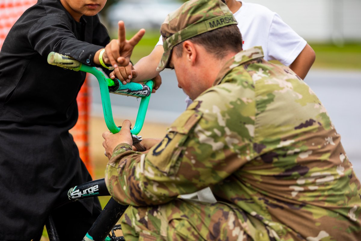 Soldiers from @1_32_CAV @101Bastogne @101stAASLTDIV enjoyed a rainy day with Afghan evacuees @USAGMcCoy as part of @AlliesWelcome 
📸 SPC Froylan Grimaldo @7thMPAD