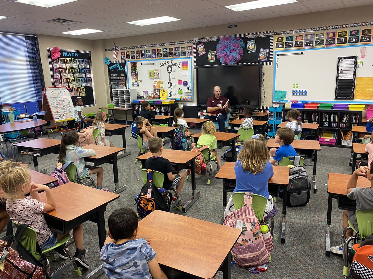 mrsngrayson's tweet photo. Our Friday was F-U-N today!!! We earned free iPad time from our mystery puzzle pieces, AND we had our first mystery reader! WE LOVE FRIDAYS! @McClureMarshals https://t.co/CwmLLkIQEl