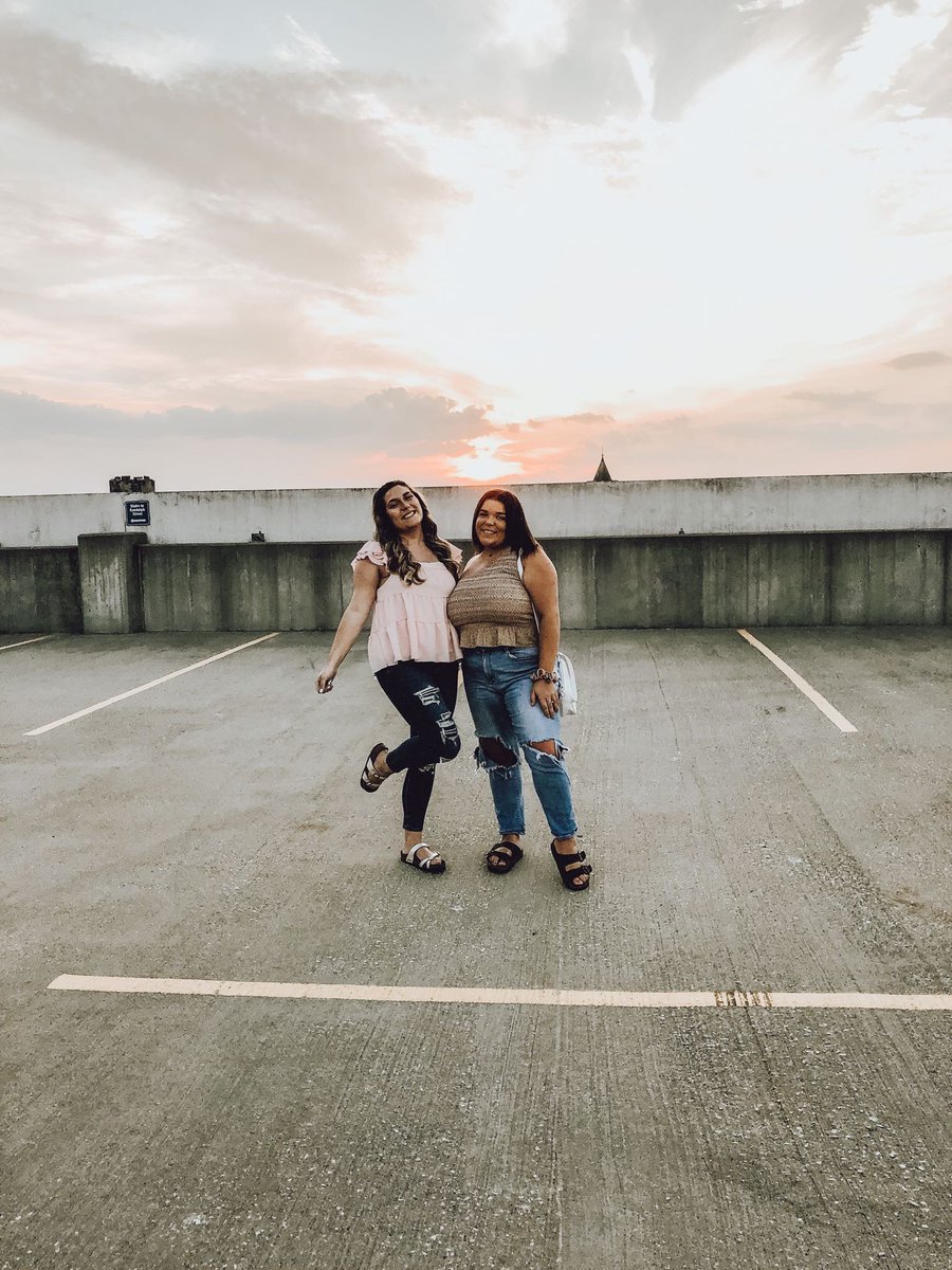Hello WEEKEND!⚡️ We made it through the week which calls for a fun weekend with our sisters 👭 Comment below your weekend plans 💙