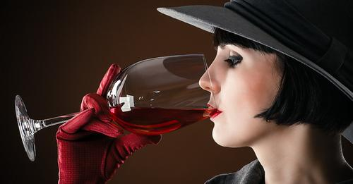 Картинка пить вино. Девушка с бокалом. Женщина с вином. Дама с бокалом вина. Дама с бокалом.