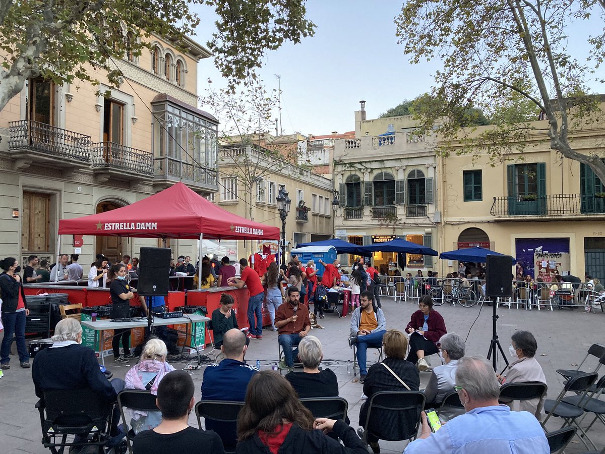 🔵Ja som a la Plaça Concòrdia parlant sobre l’especulació immobiliària i el dret a l’habitatge amb l’<a href="/andreumerino/">Andreu Merino Vives</a> i la <a href="/CarboClara/">Clara Carbó</a> 🦅🦅