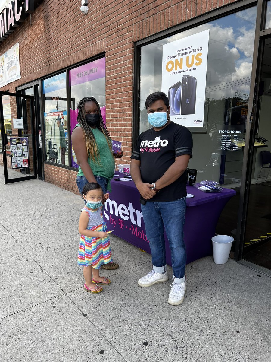 HernandezSuky's tweet photo. At PCG Wireless 1789 Dutch Broadway having FUN and showing some Metro by T-Mobile love π to our customers! #metroeventchallenge @SteinMetrobyTMO @meganpanicucci @thayesnet @MichaelZukowsky https://t.co/8KhpNXtuxR