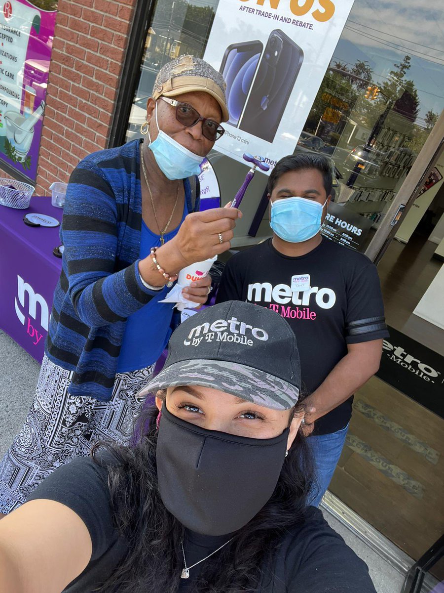 HernandezSuky's tweet photo. At PCG Wireless 1789 Dutch Broadway having FUN and showing some Metro by T-Mobile love π to our customers! #metroeventchallenge @SteinMetrobyTMO @meganpanicucci @thayesnet @MichaelZukowsky https://t.co/8KhpNXtuxR