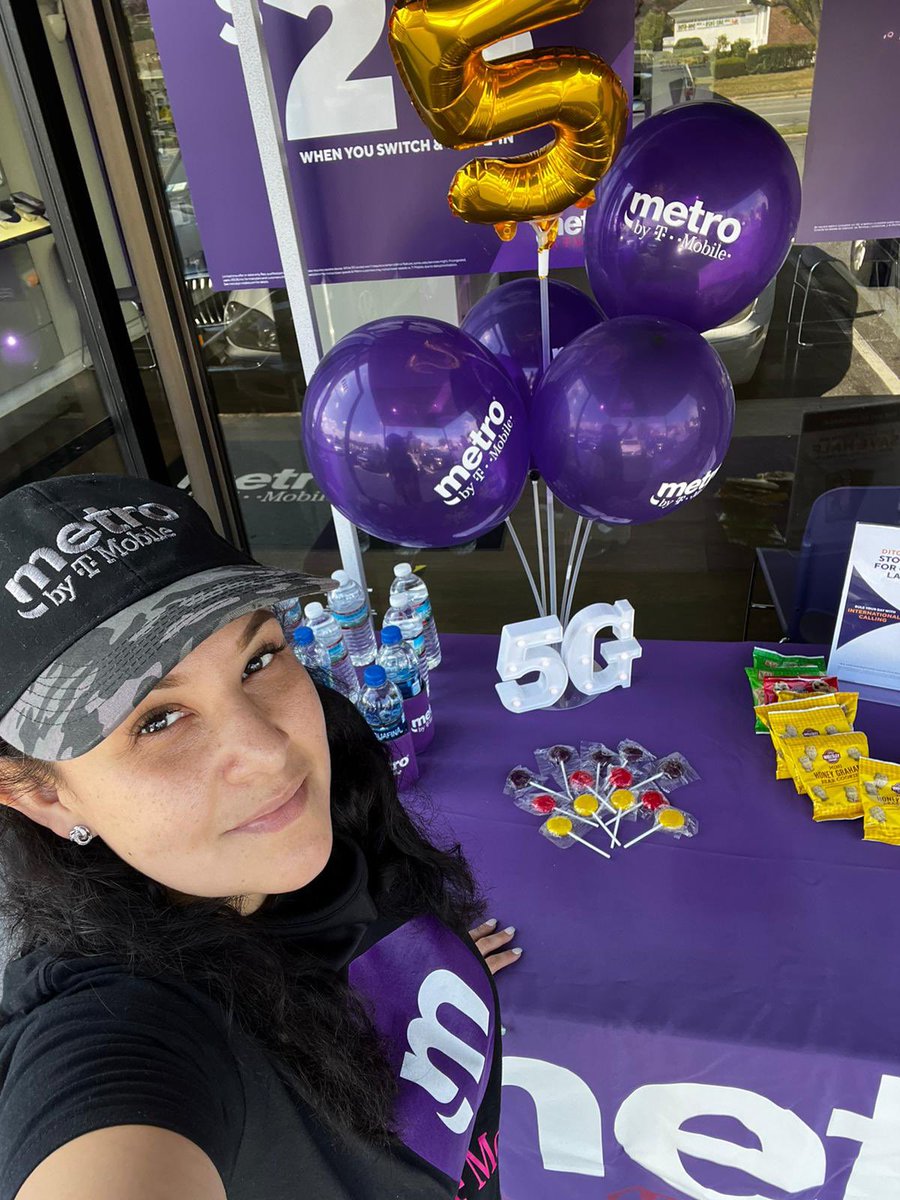 HernandezSuky's tweet photo. At PCG Wireless 1789 Dutch Broadway having FUN and showing some Metro by T-Mobile love π to our customers! #metroeventchallenge @SteinMetrobyTMO @meganpanicucci @thayesnet @MichaelZukowsky https://t.co/8KhpNXtuxR