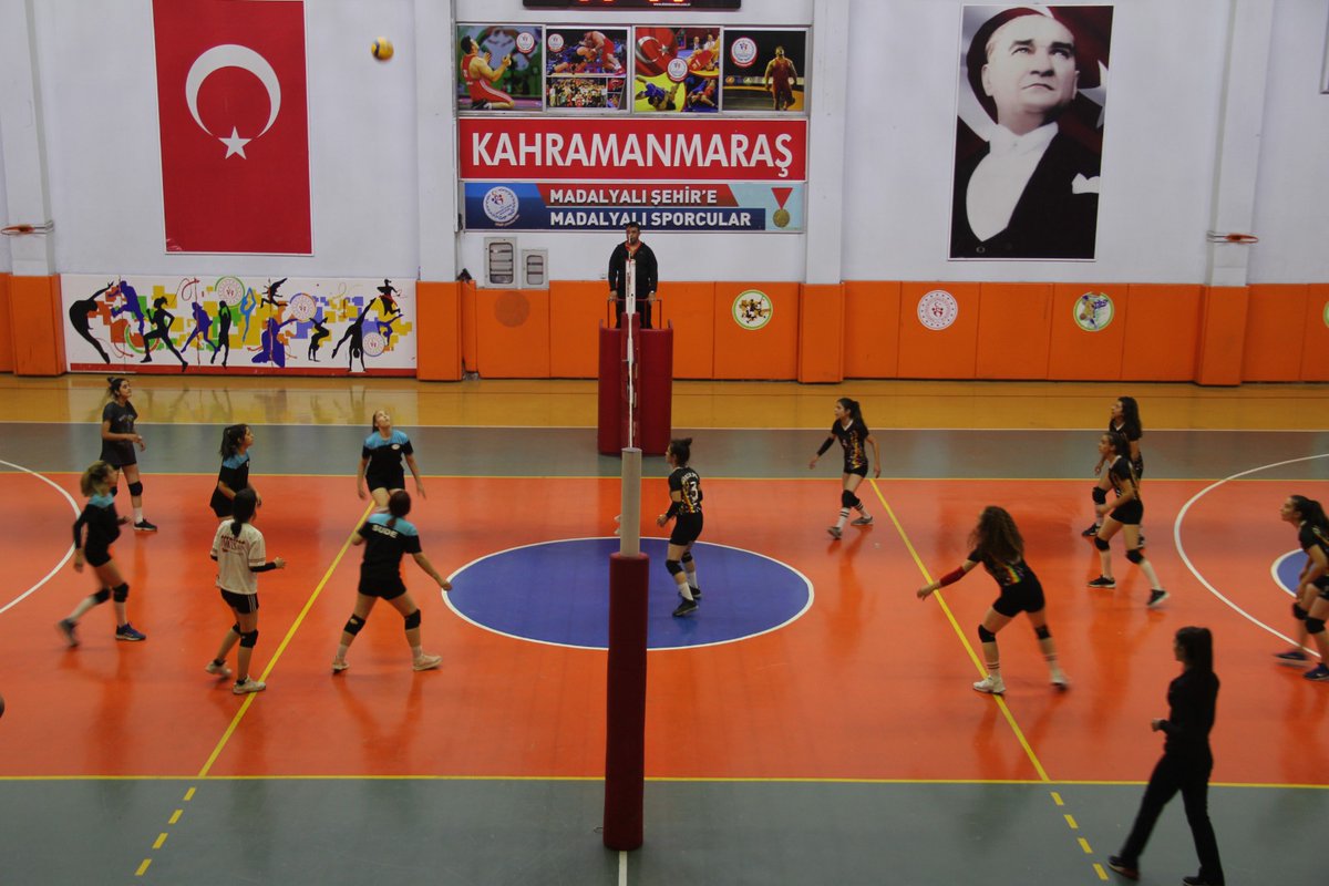 GSB_KMaras's tweet photo. Osman Sayın Spor Salonunda üç gün süren  #AmatörSporHaftası Voleybol Turnuvası final maçlarının ardından tamamlandı. Turnuvanın Madalya ve Kupalarını🏆🥇 İl Müdürümüz @CemilBOZ takdim ettiler.👏
@kasapoglu @gencliksporbak https://t.co/WhsUgD5bgV