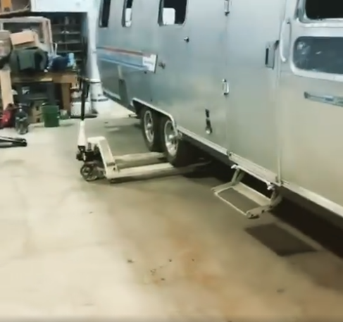 DahlConstructio's tweet photo. Need to turn a 1978 airstream 90 degrees in an enclosed space? No problem with a couple dollies and a pallet fork! #airstreamrehab #palletfork #ingenius https://t.co/EiutnbHSUr