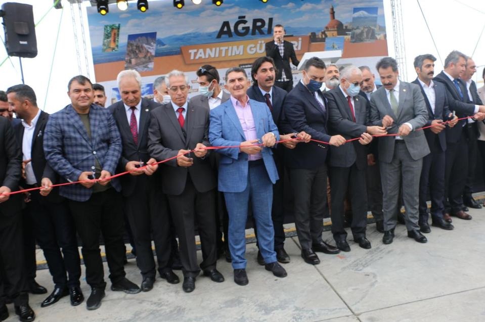 Ağrı Kültür Der.Fed. tarafından düzenlenen Ağrı Tanıtım Günleri’ndeyiz
Serhat şehrimizin güzelliklerini bir kez daha yaşadık
Ağrı’mızın tüm güzellikleri hafta sonu İstanbul’da sergilenmeye devam edecek,sizleri de bekliyoruz
Emeği geçenleri tebrik ediyorum
📍Maltepe Fuar Alanı