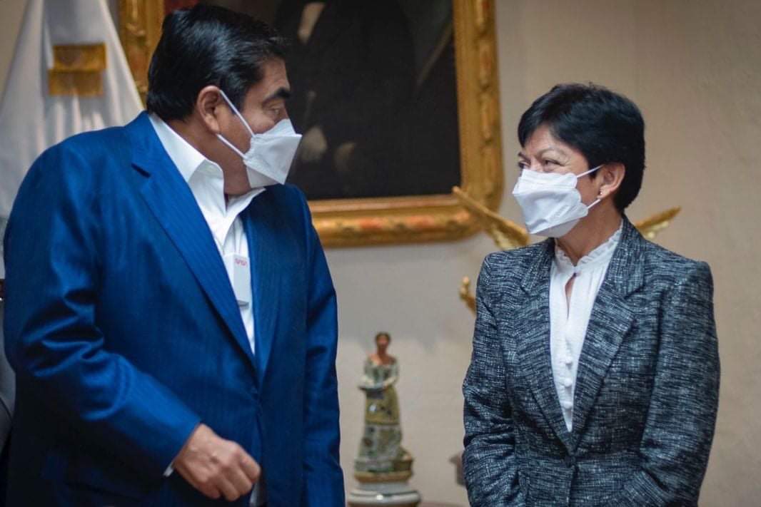 Ayer tuve una breve pero importante plática con el Gobernador del estado de Puebla, 
<a href="/MBarbosaMX/">Miguel Barbosa ✞</a>. 

Me siento muy contenta de abrir nuevos diálogos y puertas en esta nueva etapa para todas y todos. 

#LiliaCedillo
#BUAP