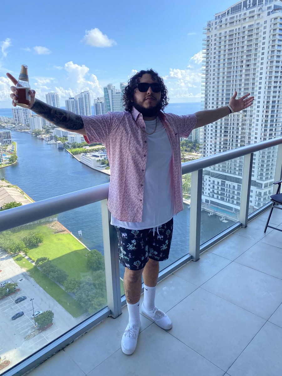 TheRealRayy's tweet image. La vida es lo que haces😎🍻 #Miami