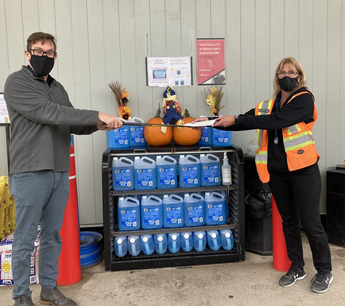 BarnimChrisUPI's tweet photo. Congratulations to Gerri Durose, Site Supervisor of the Woodstock Gas Bar, on her 5 year anniversary with UPI! Thank you for everything you do! 
What better way to keep 6' distance than a hockey stick! https://t.co/qZmDLNvGHM