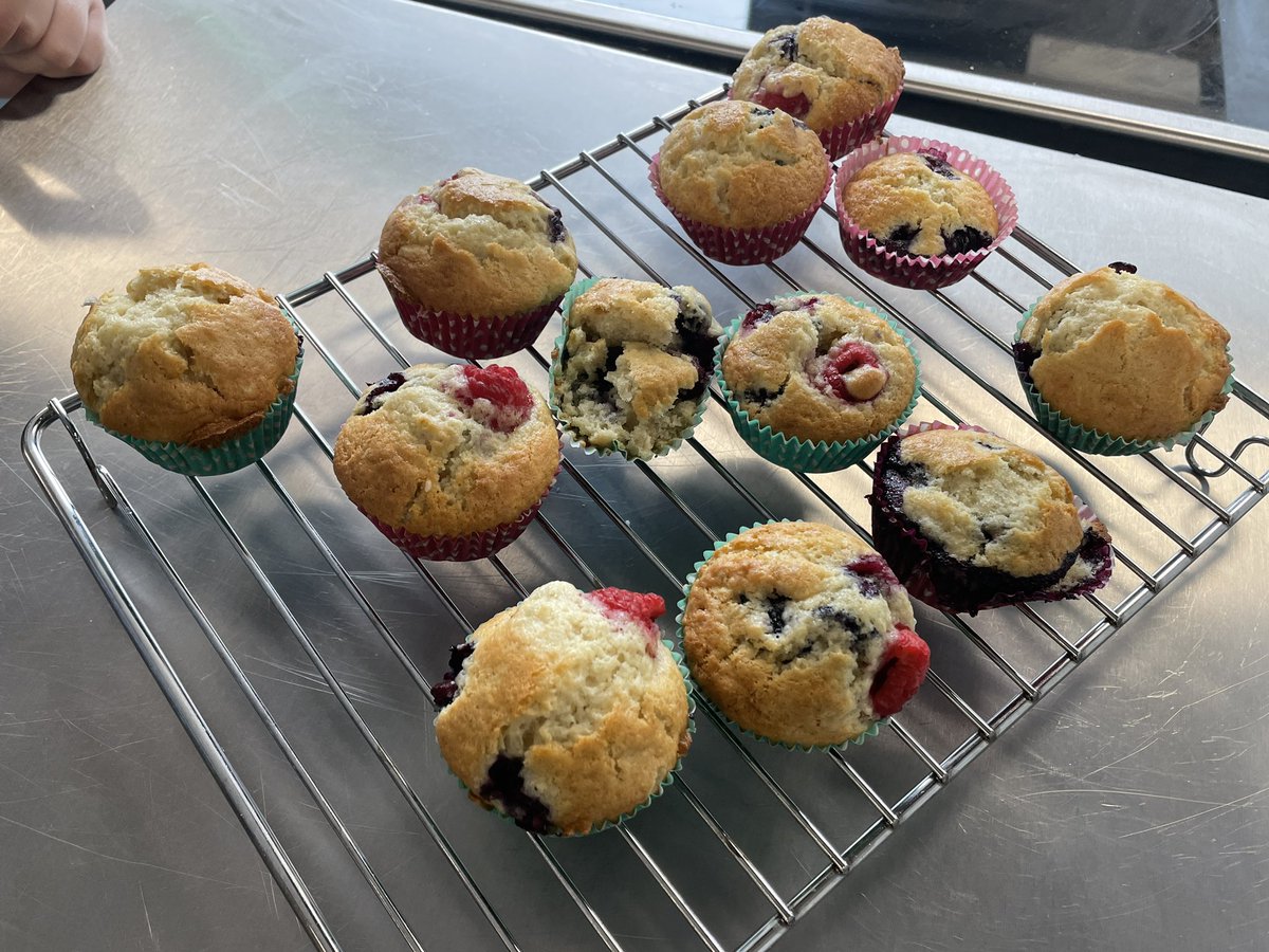 Such an excellent result from Year 7s @ChiswickSchool making crumbly and fruity muffins. Not an easy challenge! They had to ensure the tops were rough and cracked open with bursts of fruit. It’s all about the stirring!! 🥣 #ambitiousandproud @Foodafactoflife