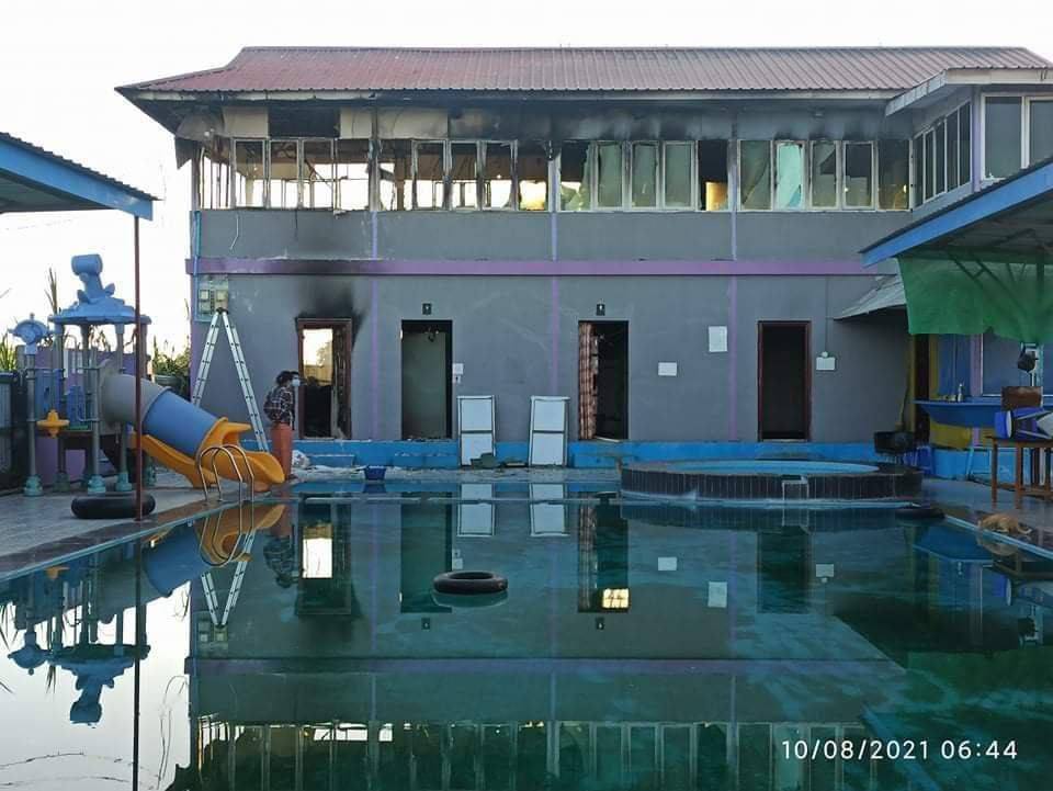 Thet1391's tweet photo. 2 SAC troops terrorized at a restaurant with hunting rifles in Thityarmyaing ward, KyunHla Tsp. They violently beat guard couple in the head &amp;burned down water purification plant #Oct9Coup #WhatsHappeningInMyanmar https://t.co/HNuX31X1jR