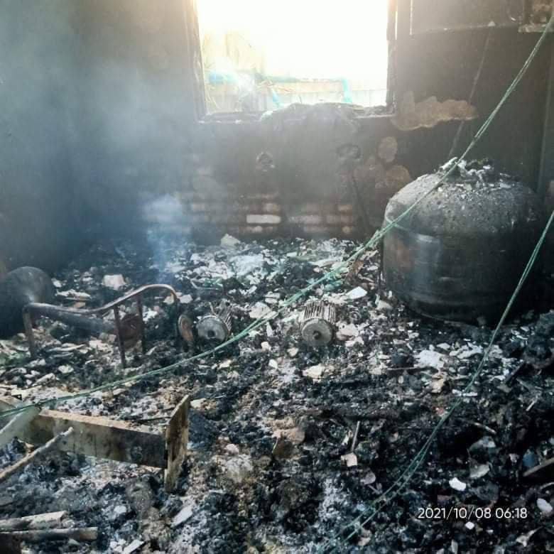 Thet1391's tweet photo. 2 SAC troops terrorized at a restaurant with hunting rifles in Thityarmyaing ward, KyunHla Tsp. They violently beat guard couple in the head &amp;burned down water purification plant #Oct9Coup #WhatsHappeningInMyanmar https://t.co/HNuX31X1jR