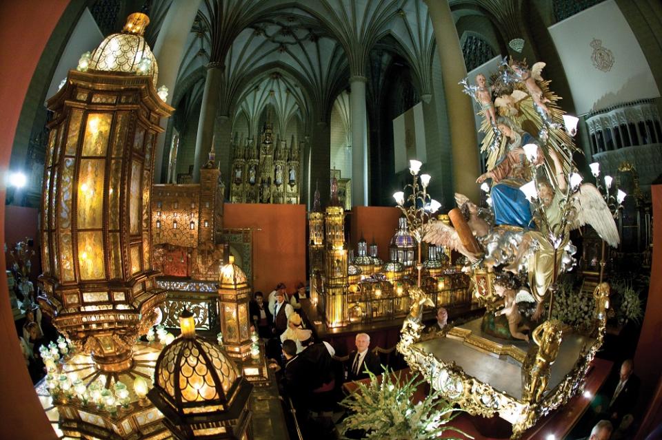 Este sábado se reabre la exposición del Rosario de Cristal, en la antigua iglesia del Sagrado Corazón, en la plaza de San Pedro Nolasco de #Zaragoza. El 9, 12 y 13 de octubre las visitas serán gratuitas. El horario es de 10 a 14h y de 16 a 18:30h. (Fotos: turismodearagon.com)