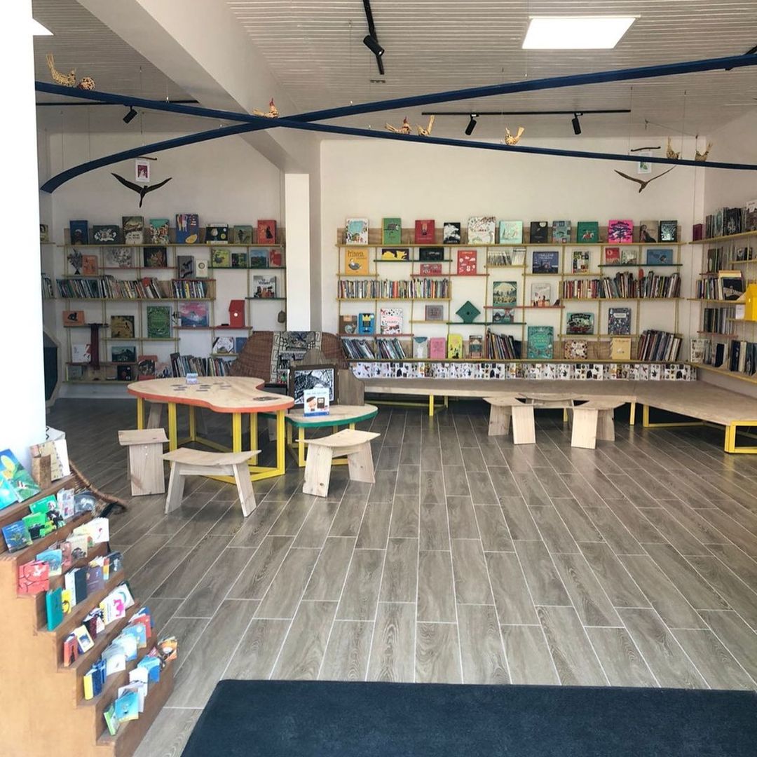 f_palabra's tweet photo. ¡Días llenos de emoción!
Gracias por las visitas, por ser parte de la #Bilij de #CasaVentura , este lugar de encuentro, de goce con los libros y la literatura infantil y juvenil. Agradecemos la visita de la alcaldesa @Muni_Stgo  @IraciHassler 

¡Pronto la inauguración oficial! 🎉 https://t.co/nGWwjd0sxB