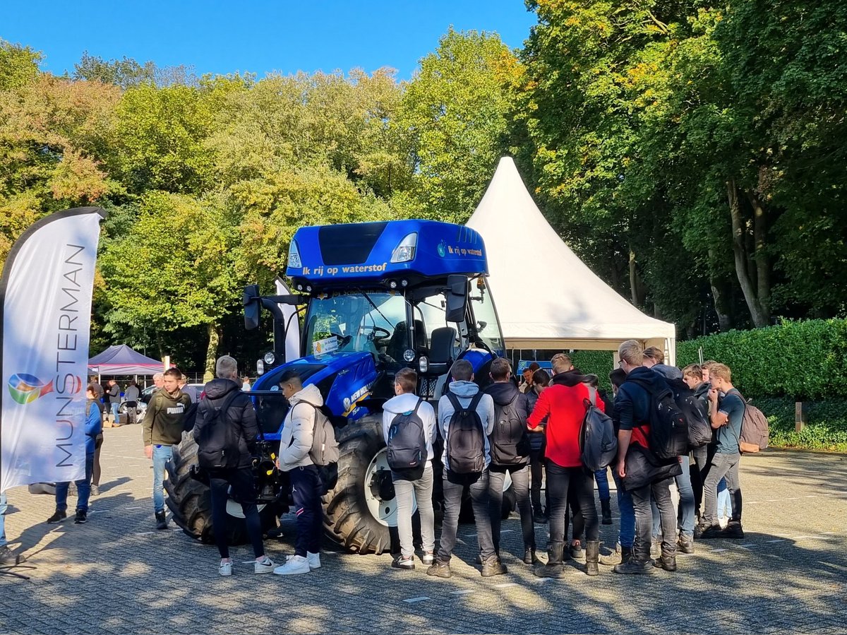 Achterhoekse jeugd geïnteresseerd in #waterstof. Morgen 9 oktober dag 2. Er is veel te zien.  Waterstofindeachterhoek.nl