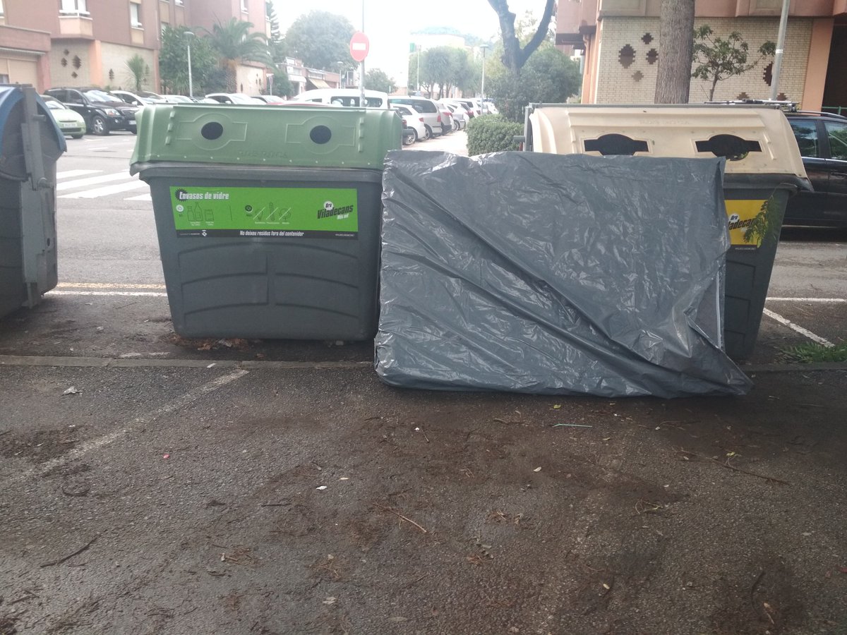 SenyorGos's tweet photo. @EvhVico Igual envien a l'espai els #matalassos de #Viladecans https://t.co/sLjwzXakcJ