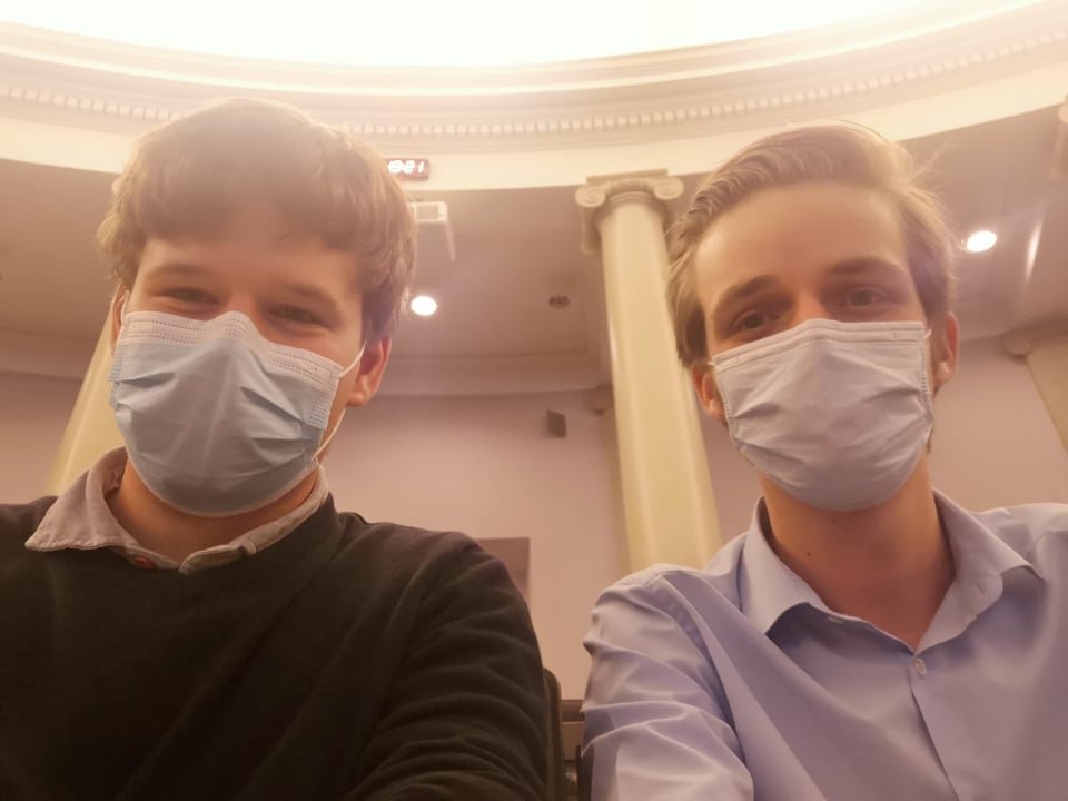 jeroen_bergers's tweet photo. 's Avonds op café mogen we feesten en elkaar knuffelen. Overdag in de aula moet een mondmasker op. Wie hierdoor beschermd wordt? Ik weet het niet. https://t.co/blmORwm6et