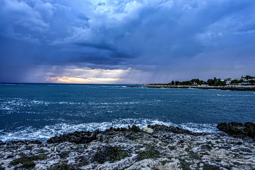 #temporale #mare #faro #onde #photographer #photoreportage #taranto #faro #faroilluminato #mareggiata #puglia #conoscetetaranto #weraeintaranto #weareinpuglia #fotografa #passionefoto #fotografare