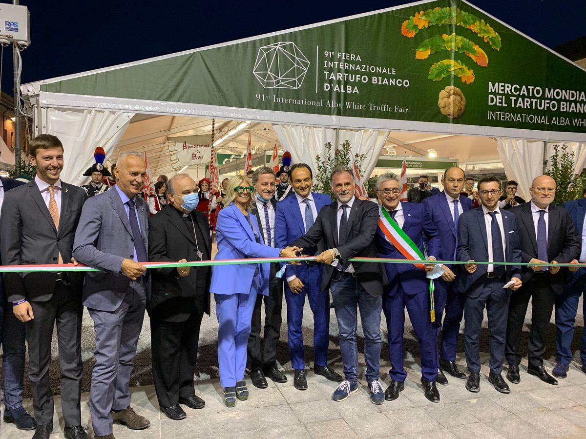 MTurismoItalia's tweet photo. Si apre ufficialmente la 91ª edizione della Fiera Internazionale del Tartufo Bianco d’Alba, un'eccellenza tutta italiana. 🇮🇹 #albatruffle https://t.co/LUzvNvF8Na