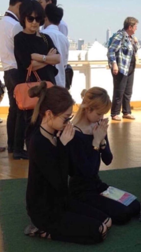 jenlisa_jlsrd's tweet photo. CAPTION THIS https://t.co/DvptqCi08X