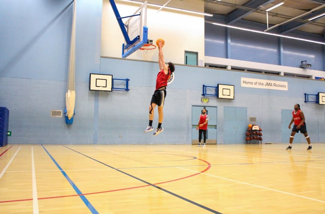 Business as usual💪 

Training hard for our first game back with fans this Sunday at Rivermead Leisure Complex, make sure you're there! 

📍Rivermead Leisure Complex 
⏰5pm tip 
🎟️£8 Adult £5 Children, available at the door 

#RocketsAreGo #BritishBasketball