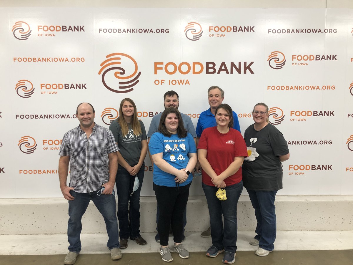 Representatives from the Iowa Egg Council volunteered at the Food Bank of Iowa this morning on #WorldEggDay to pack nutritious food for hungry Iowans. #CrackingHunger @FOODBANKIOWA
