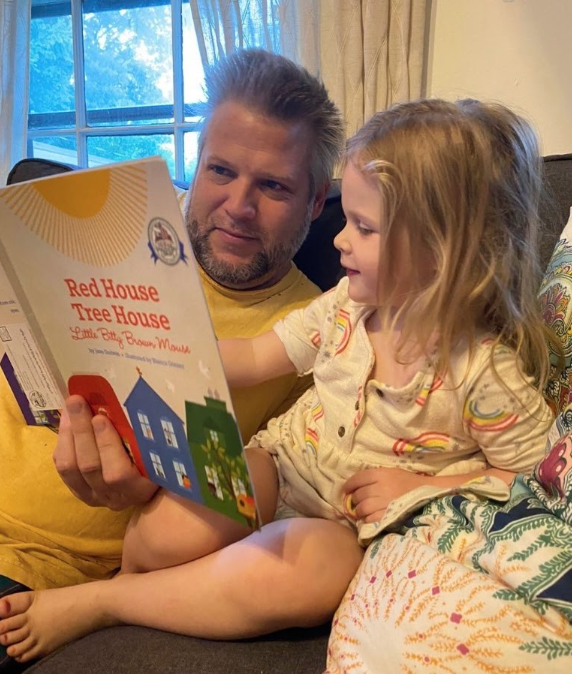 dollyslibrary's tweet photo. RT if you and your child already read for at least 15 minutes today! (📸: @lindseyraisa) #DollysLibrary #ReadAloud #StoryTime https://t.co/h1o61zTrOU