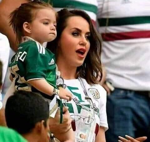 نظره البنت الصغيرة دي هي هيا نفس نظرتي لمامتها 🤭😁😂😂😂😂