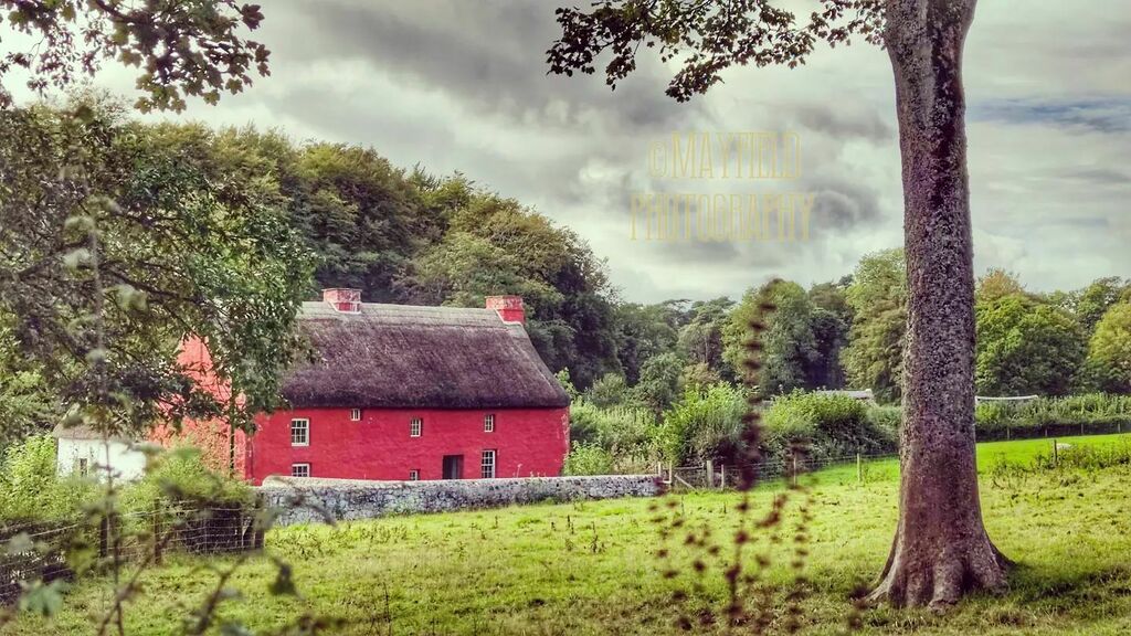 Kennixton farmhouse. 
.
.
#red #bloodred #wardoffevil #farmhouse #kennixtonfarmhouse #stfagansnationalhistorymuseum #stfagans #openairmuseum #history #wales #visitwales #cymru #cymruambyth #findyourepic #amaturephotography #real_amateur_photography instagr.am/p/CUxstvOsRIz/