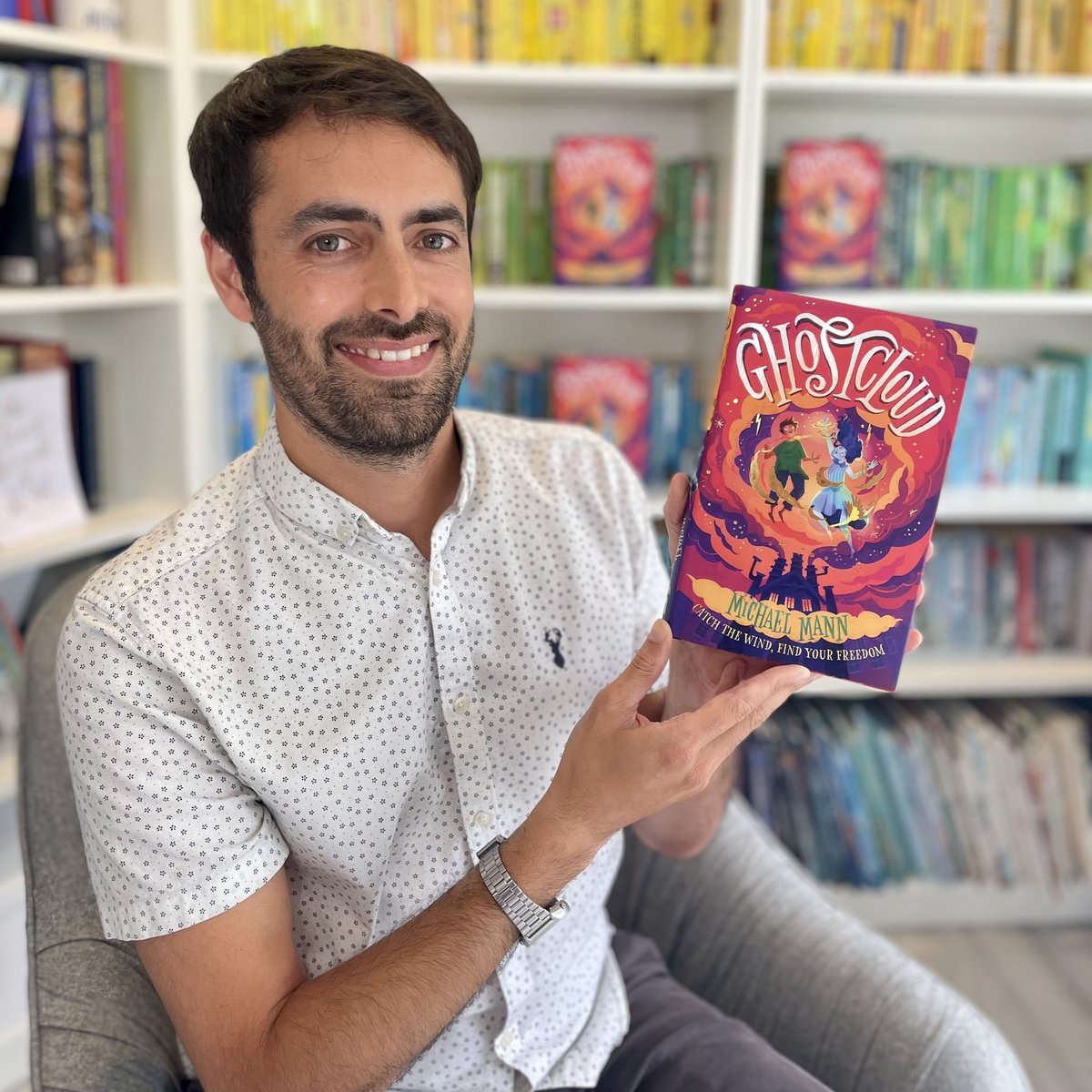 authorfy's tweet photo. ✨ NEW MASTERCLASS &amp; BOOK GIVEAWAY! ✨

RT by 22.10.21 to WIN a signed copy of #Ghostcloud by @mikebmann.

And do check out Michael’s brilliant videos &amp; free resources at https://t.co/NAB1jAItbd on building suspense, creating villains, reimagining London &amp; more.

#FreeResources https://t.co/RWuBGMjmgI
