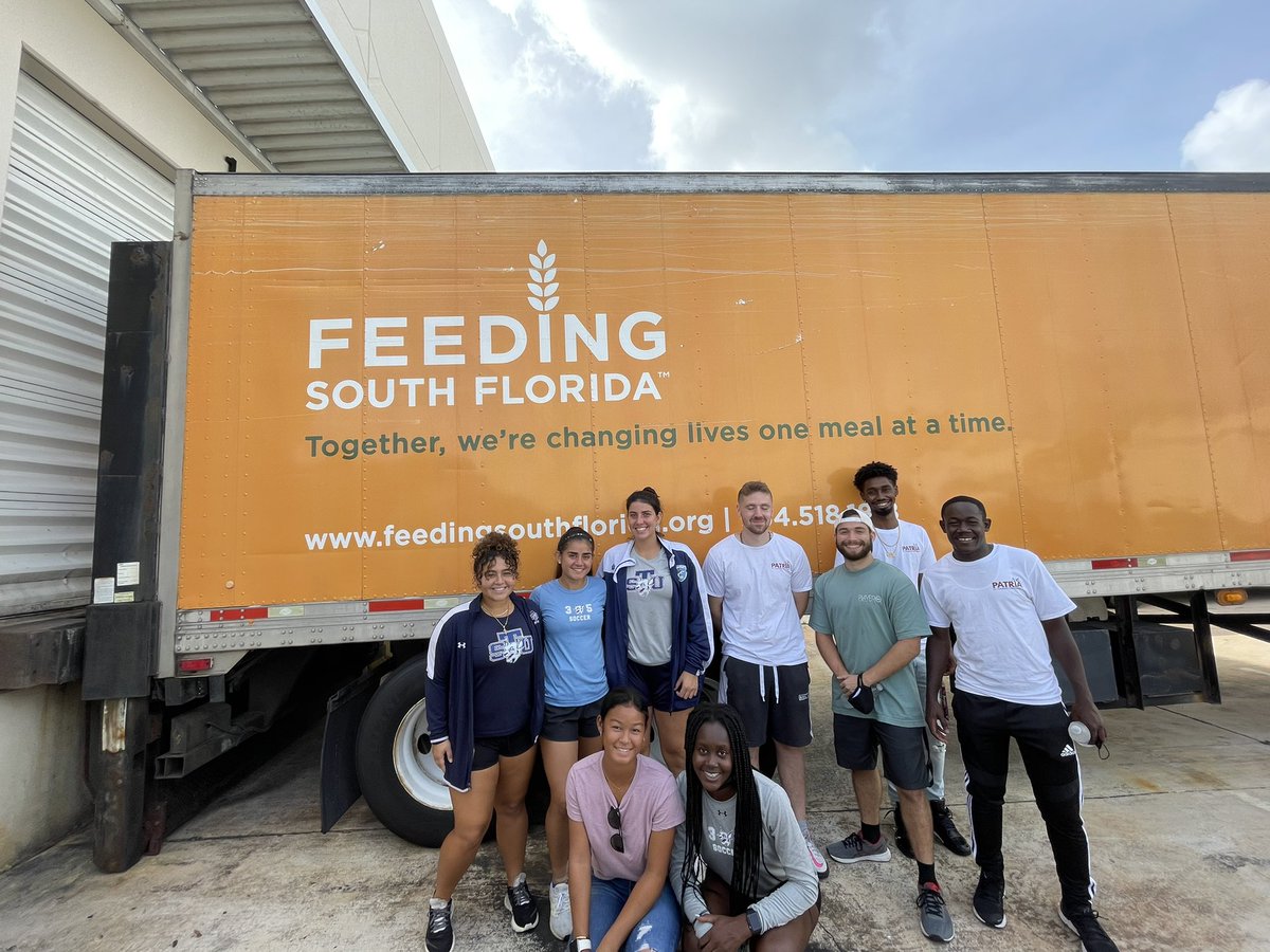 Our Bobcats woke up bright &amp; early this morning to be servant leaders &amp; help Feed South Florida!
•
Embracing an attitude of gratitude they helped pack 8,000 pounds of food! Thank you for all of those who joined! 🐾💙