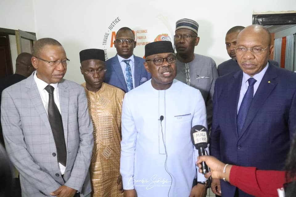 SM_Coulibaly's tweet photo. Ce Jeudi, je me suis rendu au siège du parti APR.
Cette visite a permis d'échanger sur la situation de notre pays et rappeler que le #BENKAN s'inscrit dans une démarche participative pour construire le Mali.
#MaliKoDO
#Benkan
#BenkanLePacteCitoyen
#SMC https://t.co/yuuQmzwRi7