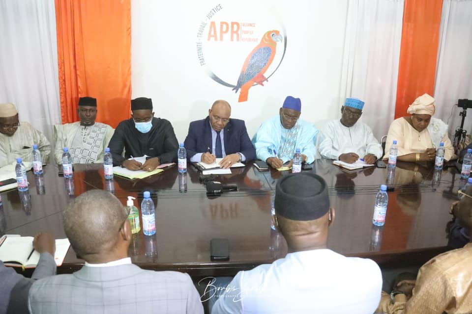 SM_Coulibaly's tweet photo. Ce Jeudi, je me suis rendu au siège du parti APR.
Cette visite a permis d'échanger sur la situation de notre pays et rappeler que le #BENKAN s'inscrit dans une démarche participative pour construire le Mali.
#MaliKoDO
#Benkan
#BenkanLePacteCitoyen
#SMC https://t.co/yuuQmzwRi7