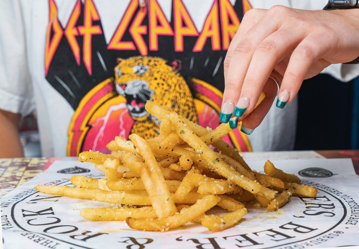 Sometimes it’s the simplest things that rock your world. Like these here Slayer Fries🤘🏼French fries with garlic herb sauce + hit of parm = instant classic. I can absolutely smell this photo, can you? 🤤