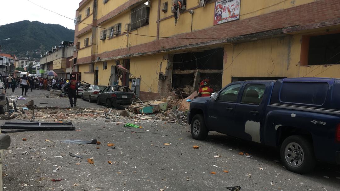 FMCenterNoticia's tweet photo. Se calcula que son 65 los apartamentos afectados, y más de 30 personas heridas por la explosión.

Vía @JoanCamargo_ 

#8Oct https://t.co/22IwA8425m