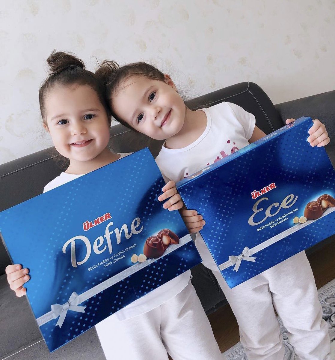 Ülker markası, kendi adı yazmadığı için ağlayan Defne bebeğe, “Defne” yazılı çikolata kutusu yolladı.