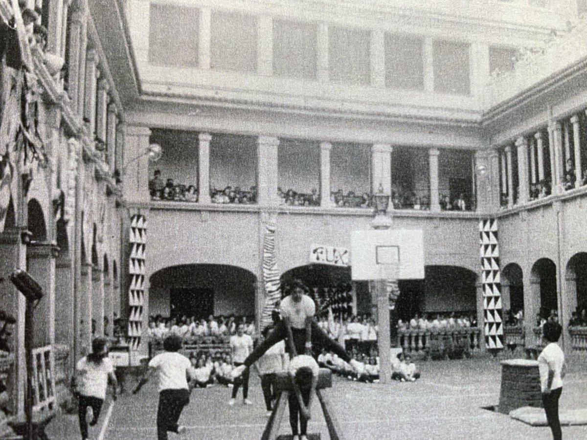 Escolapias_Val's tweet photo. Compartió su pasión por el deporte siendo profesora y entrenadora; en nuestro colegio impartió clase a más de 40 generaciones, inculcando en todas ellas los valores del deporte,
👏🏻👏🏻¡¡¡Enhorabuena!!!👏🏻👏🏻(2/2)
#escolapiasvalencia  #mujerydeporte #escuelainclusiva #sumamossonrisas https://t.co/iDQ0Y8MkJW